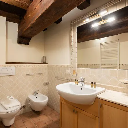 Charm In Borgo San Jacopo 아파트